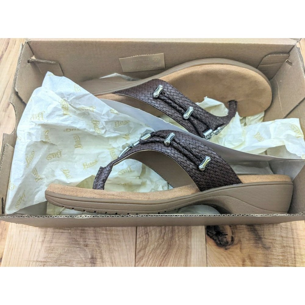 BASS Lucy Brown Woven Faux Leather w/Silver Accents Thong Sandals 9M NEW W BOX